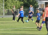 Laatste training S.K.N.W.K. JO8-1 (partijtje tegen de ouders) van maandag 2 juni 2025 (86/123)